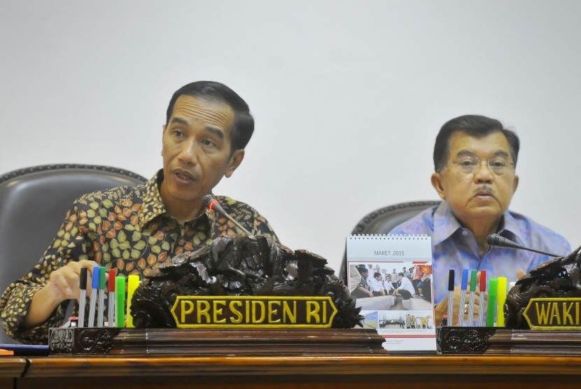 Presiden Joko Widodo (kiri) didampingi Wapres Jusuf Kalla (kanan) memimpin Rapat Terbatas bidang Pertahanan dan Keamanan, di Kantor Kepresidenan Jakarta, Selasa (17/3).