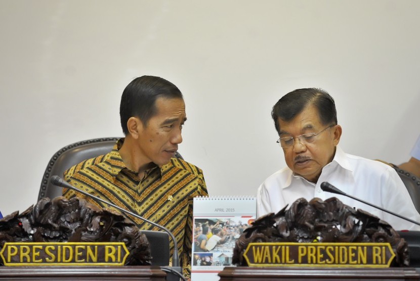 Presiden Joko Widodo (kiri) didampingi Wapres Jusuf Kalla (kanan) memimpin Rapat terbatas yang membahas illegal fishing di Kantor Kepresidenan, Jakarta, Selasa (7/4).