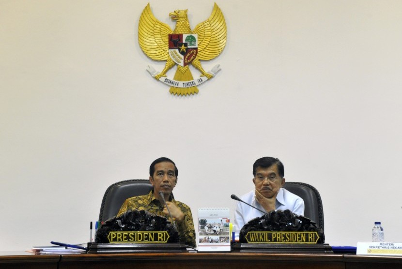Presiden Joko Widodo (kiri) didampingi Wapres Jusuf Kalla (kanan) memimpin jalannya rapat terbatas kabinet di Kantor Presiden, Jakarta, Rabu (20/5). 