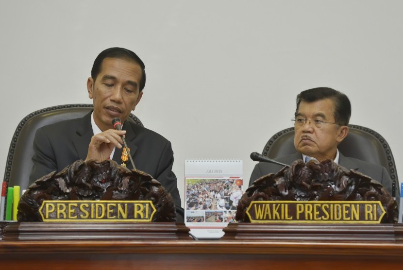 Presiden Joko Widodo (kiri) didampingi Wapres Jusuf Kalla (kanan) memimpin rapat terbatas membahas otonomi daerah di Kantor Kepresidenan, Jakarta, Rabu (8/7). 