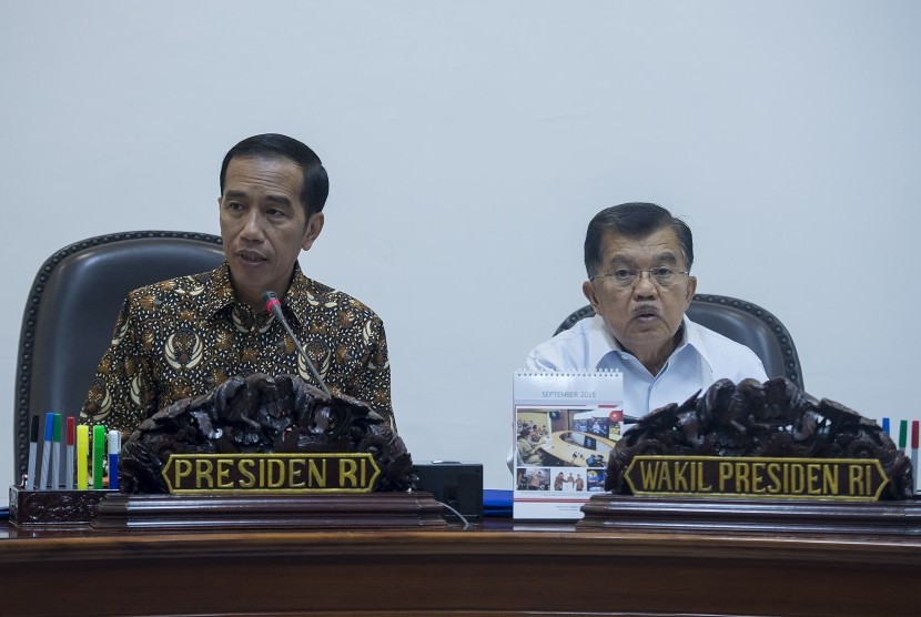 Presiden Joko Widodo (kiri) didampingi Wapres Jusuf Kalla (kanan). 