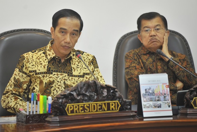 Presiden Joko Widodo (kiri) didampingi Wapres Jusuf Kalla (kanan) memimpin rapat terbatas membahas langkah-langkah pengendalian kabut asap akibat kebakaran hutan dan lahan Sumatera dan Kalimantan, di Kantor Kepresidenan, Jakarta, Jumat (23/10). 