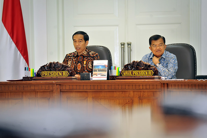 Presiden Joko Widodo (kiri) didampingi Wapres Jusuf Kalla (kanan) memimpin Rapat Terbatas membahas persiapan pelaksanaan Asian Games ke-18 Tahun 2018 di Kantor Kepresidenan, Jakarta, Jumat (11/12).