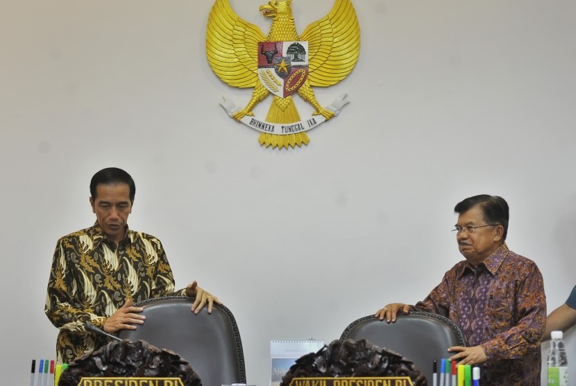 Presiden Joko Widodo (kiri) didampingi Wapres Jusuf Kalla (kanan) memimpin rapat terbatas membahas penanganan radikalisme ISIS, di Kantor Presiden, Jakarta, Rabu (16/12).