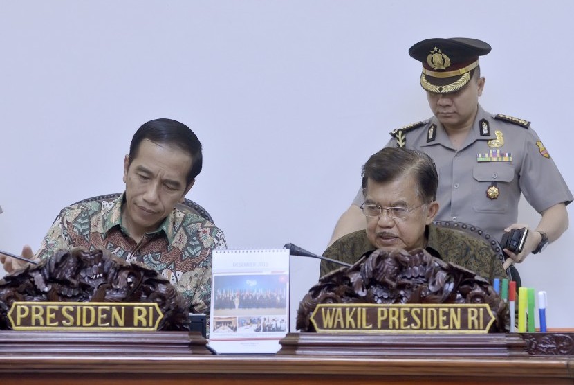 Presiden Joko Widodo (kiri) didampingi Wapres Jusuf Kalla (kanan) memimpin Rapat Kabinet Terbatas membahas masalah waktu bongkar muat di pelabuhan (dwelling time) di Kantor Kepresidenan, Jakarta, Selasa (22/12). 