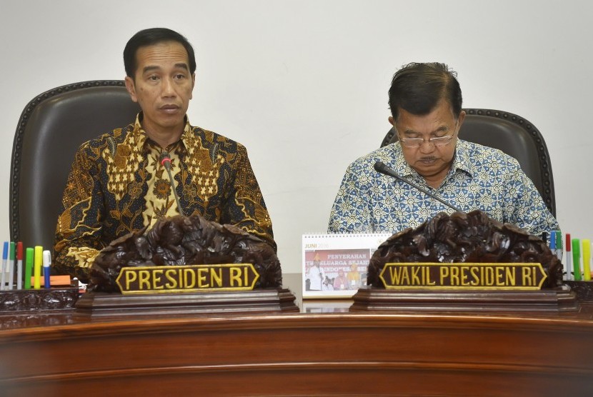 Presiden Joko Widodo (kiri) didampingi Wapres Jusuf Kalla (kanan) memimpin Rapat Terbatas Kabinet membahas kerangka kerja konvensi tentang pengendalian tembakau, Jakarta, Selasa (14/6).