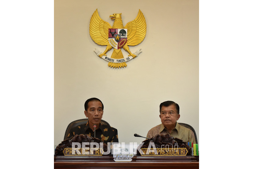 Presiden Joko Widodo (kiri) didampingi Wapres Jusuf Kalla (kanan) memimpin Rapat Terbatas bersama menteri Kabinet Kerja membahas Nation Branding (citra bangsa) di Kantor Kepresidenan, Jakarta, Selasa (27/9).