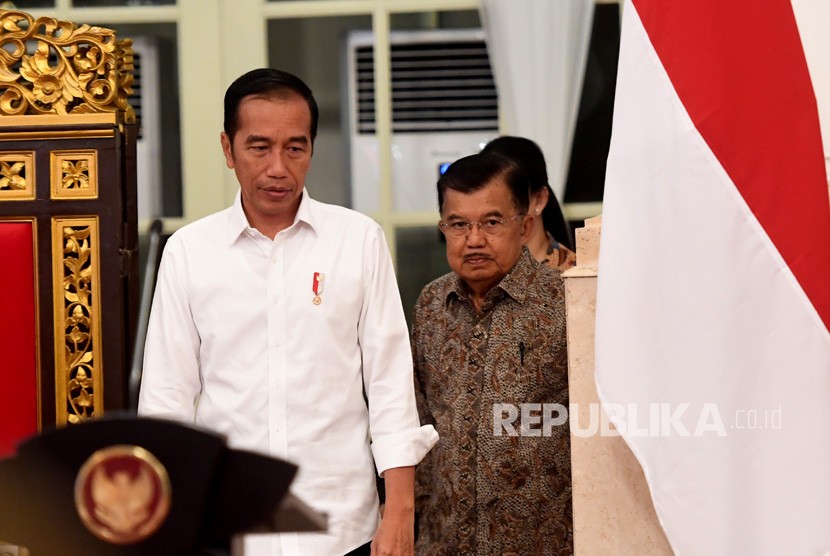 Presiden Joko Widodo (kiri) didampingi Wapres Jusuf Kalla (kanan) bersiap memimpin Sidang Kabinet Paripurna di Istana Negara, Jakarta, Senin (5/8/2019).