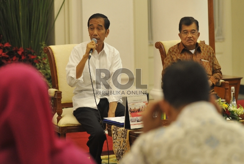 Presiden Joko Widodo (kiri) didampingi Wapres Jusuf Kalla memimpin rapat kabinet di Istana Bogor, Jawa Barat, Senin (16/2).