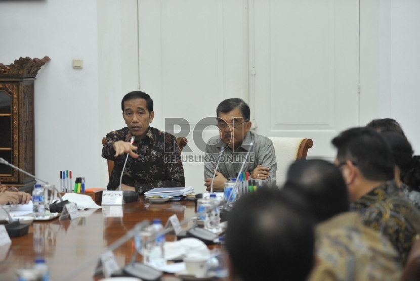 Presiden Joko Widodo (kiri) didampingi Wapres Jusuf Kalla memimpin rapat dengan Dirjen Penyelenggara Haji dan Umrah Kementerian Agama di Istana Bogor, Jawa Barat, Senin (16/2). 