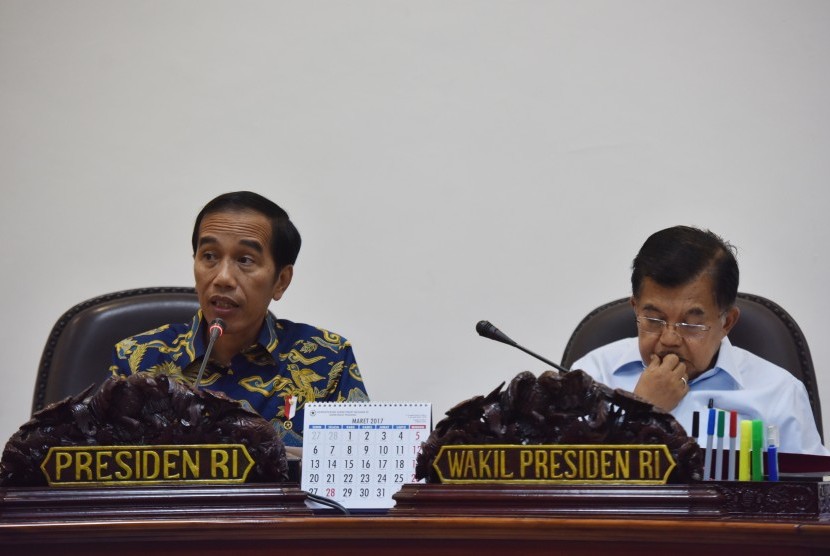 Presiden Joko Widodo (kiri) didampingi Wapres Jusuf Kalla memimpin rapat terbatas tentang evaluasi pelaksanaan proyek strategis nasional dan program prioritas Provinsi Sumatra Utara di Kantor Presiden, Jakarta, Kamis (16/2).