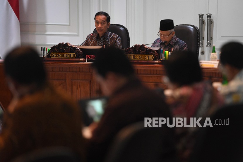 Presiden Joko Widodo (kiri) didampingi Wapres Ma