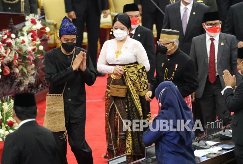 Presiden Joko Widodo (kiri) didampingi Wapres Maruf Amin, dan Ketua DPR RI, Puan Maharani. Semuanya mengenakan pakaian adat, dimana Puan mengenakan pakaian busana Payas Agung Bali pada Sidang Tahunan MPR RI 2021, Senin (16/8). 