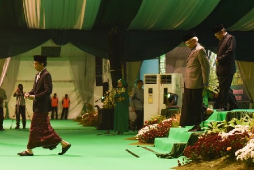 Presiden Joko Widodo (kiri) diikuti Ketua Pengurus Besar Nahdlatul Ulama (PBNU) Said Aqil Siradj (kanan) dan Pengurus PBNU Mustofa Bisri (kedua kanan) menuruni mimbar usai membuka Muktamar Nahdlatul Ulama ke-33 di Jombang, Jawa Timur, Sabtu (1/8). 