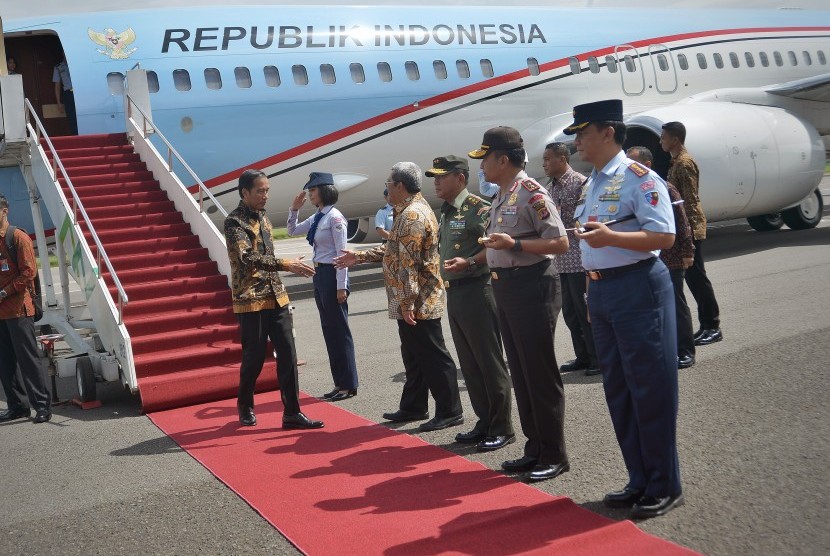 Presiden Joko Widodo (kiri) disambut Gubernur Jabar Ahmad Heryawan (kedua kiri), Kapolda Jabar Irjen Pol Bambang Wakito (kedua kanan), Pangdam III Siliwangi Mayjen TNI Muhammad Herindra (ketiga kanan), serta Danlanud Husein Sastranegara Kol PNB Yuniarsa Ad