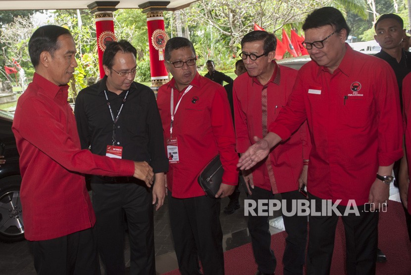 Presiden Joko Widodo (kiri) disambut oleh Panitia Pengarah Rakernas PDIP Prananda Prabowo (kedua kiri), Sekjen DPP PDIP Hasto Kristiyanto (ketiga kiri), Menteri Hukum dan HAM yang juga kader PDIP Yasonna Laoly (kedua kanan) dan Menteri Dalam Negeri yang juga kader PDIP Tjahjo Kumolo (kanan) dalam pembukaan Rakernas III PDIP di Sanur, Bali, Jumat (23/2). 