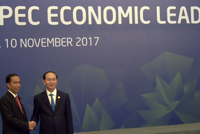 Presiden Joko Widodo (kiri) disambut Presiden Vietnam Tran Dai Quang (kanan) saat akan melakukan dialog antara pimpinan negara ekonomi dengan APEC Business Advisory Council (ABAC) di Da Nang, Vietnam, Jumat (10/11/2017).
