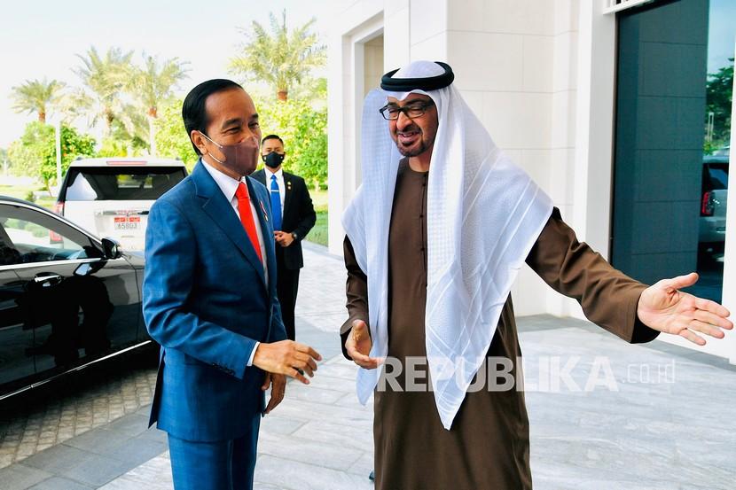 Presiden Joko Widodo (kiri) disambut Putra Mahkota Abu Dhabi dan Wakil Panglima Tertinggi Angkatan Bersenjata PEA Sheikh Mohamed bin Zayed Al Nahyan saat tiba di Istana Al-Shatie, Abu Dhabi, Uni Emirat Arab, Rabu (3/11/2021). 