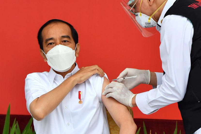 Presiden Joko Widodo (kiri) disuntik dosis pertama vaksin COVID-19 produksi Sinovac oleh vaksinator Wakil Ketua Dokter Kepresidenan Prof Abdul Mutalib (kanan) di beranda Istana Merdeka, Jakarta, Rabu (13/1/2021). Penyuntikan perdana vaksin COVID-19 ke Presiden Joko Widodo tersebut menandai dimulainya program vaksinasi di Indonesia. 
