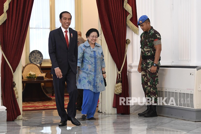 Presiden Joko Widodo (kiri), Ketua Dewan Pengarah Badan Pembinaan Ideologi Pancasila (BPIP) Megawati Soekarnoputri (kedua kanan), berjalan bersama usai pertemuan tertutup di Istana Merdeka, Jakarta, Selasa (21/5/19). 