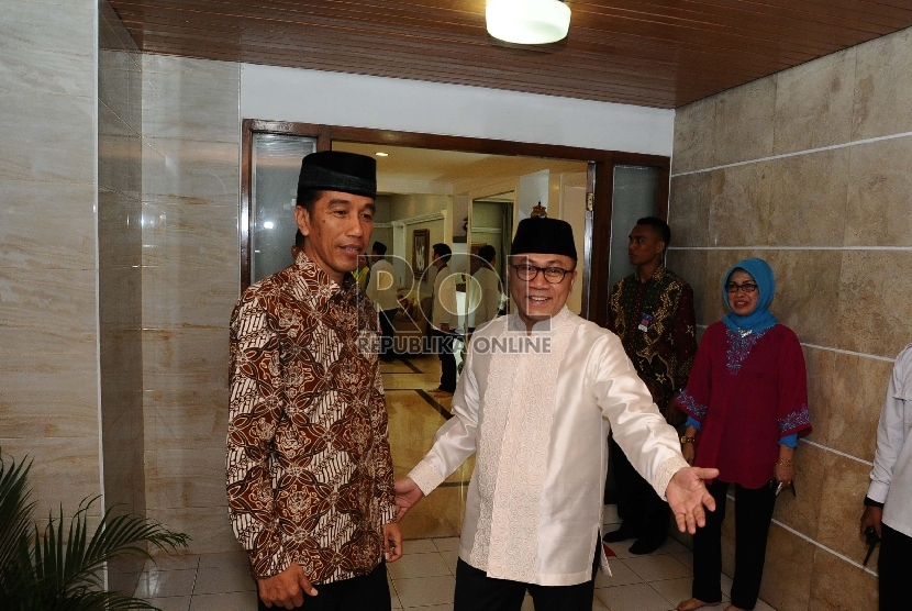 Presiden Joko Widodo (kiri), Ketua MPR Zulkifli Hasan (kanan) saat mengelar buka bersama pimpinan lembaga negara di Rumah Dinas Widya Chandra, Jakarta, Senin (22/6).  (Republika/Tahta Aidilla)