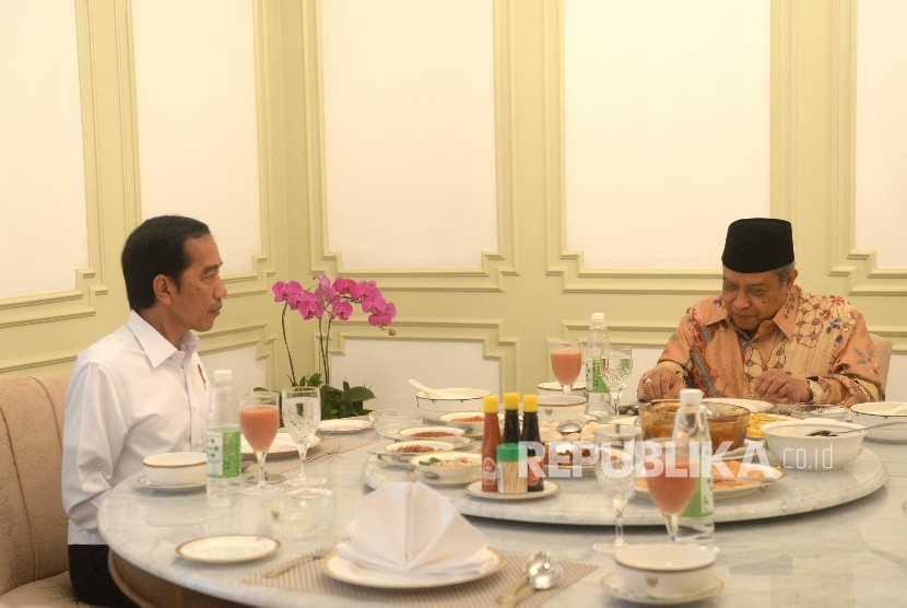  Presiden Joko WIdodo (kiri) makan siang bersama Ketua Umum PBNU Said Aqil Siradj di Istana Merdeka, Jakarta, Rabu (11/1). 