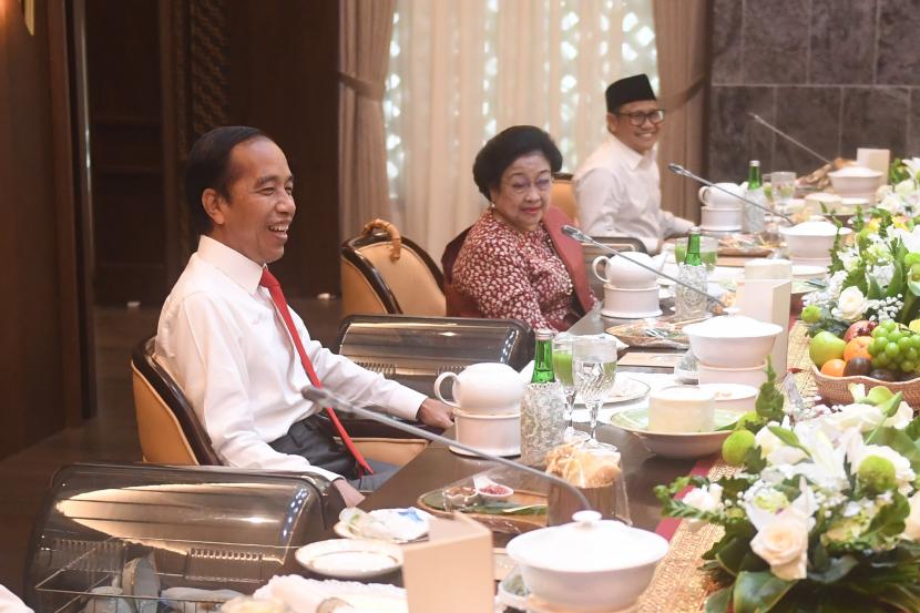 Presiden Joko Widodo (kiri) melakukan jamuan makan siang dengan ketua umum parpol diantaranya Ketua Umum PDI Perjuangan Megawati Soekarnoputri (tengah) dan Ketua Umum PKB Muhaimin Iskandar di presidensial lounge di kompleks Istana Kepresidenan Jakarta, Rabu (15/6/2022). 