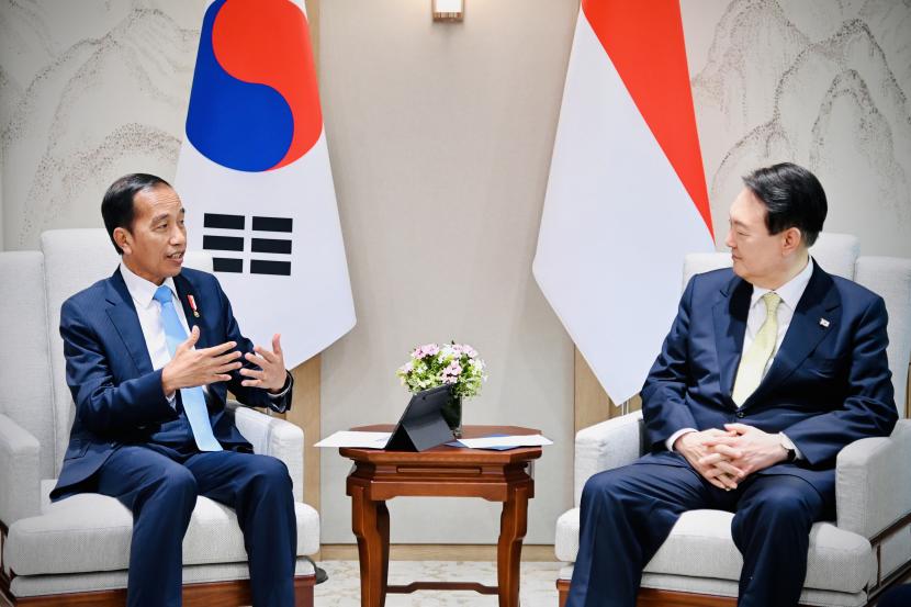 Presiden Joko Widodo (kiri) melakukan pertemuan bilateral dengan Presiden Korea Selatan Yoon Suk-yeol di Kantor Kepresidenan Yongsan, Seoul, Korea Selatan, Kamis (28/7/2022). 