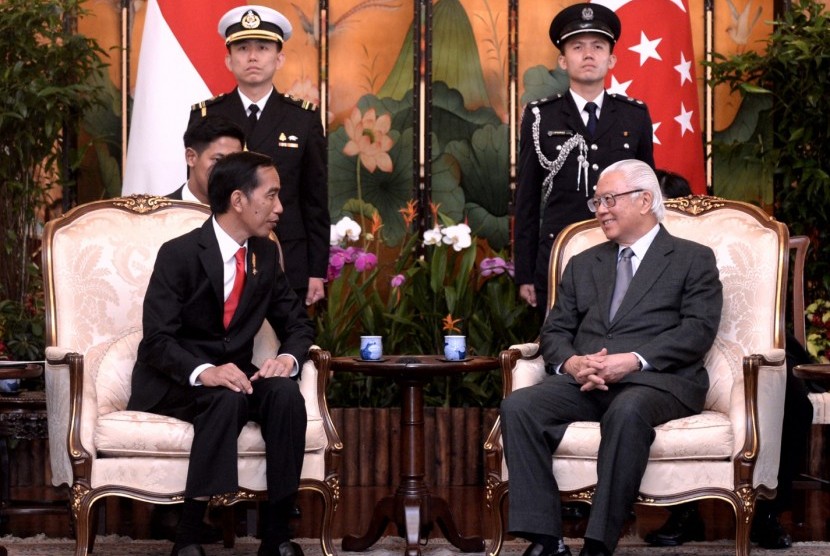 Presiden Joko Widodo (kiri) dan Presiden Singapura Tony Tan Keng Yam (ilustrasi)