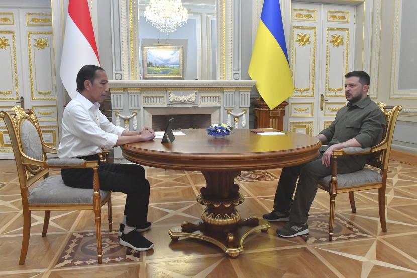 Presiden Joko Widodo (kiri) melakukan pertemuan empat mata dengan Presiden Ukraina Volodymyr Zelenskyy di Istana Maryinsky, di Kyiv, Ukraina, Rabu (29/6/2022). 