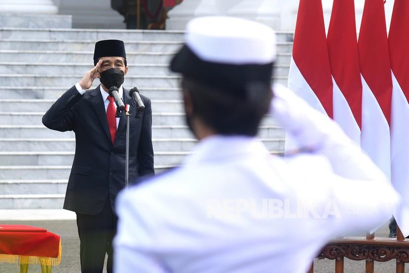 Presiden Joko Widodo (kiri) membalas hormat saat memimpin upacara Prasetya Perwira TNI-Polri 2021.