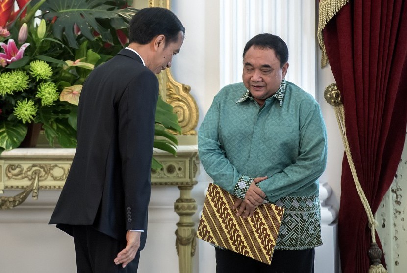 Presiden Joko Widodo (kiri) memberi salam kepada Ketua Umum PWI Pusat yang juga Penanggung Jawab Hari Pers Nasional (HPN) 2016 Margiono (kanan) usai melakukan pertemuan di Istana Merdeka, Jakarta, Rabu (20/1). 