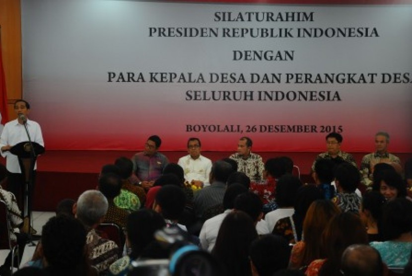 Presiden Joko Widodo (kiri) memberi sambutan saat menghadiri silaturahmi Presiden dengan Kepala desa se-Indonesia di Donohudan, Boyolali, Jawa Tengah, Sabtu (26/12).