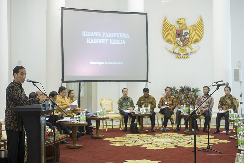 Presiden Joko Widodo (kiri) memberikan arahannya pada sidang kabinet paripurna di Istana Kepresidenan, Bogor, Jawa Barat.