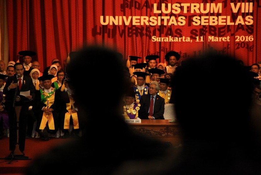 Presiden Joko Widodo (kiri) memberikan kuliah umum pada Sidang Senat Terbuka Lustrum VIII Universitas Sebelas Maret di auditorium universitas setempat , Solo, Jawa Tengah, Jumat (11/3). 