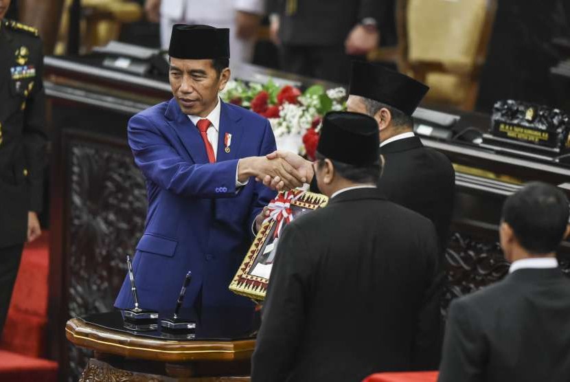 Presiden Joko Widodo (kiri) memberikan nota keuangan RAPBN 2019 kepada Ketua DPR Bambang Soesatyo saat Rapat Paripurna Pembukaan Masa Sidang I DPR tahun 2018-2019 di Gedung Nusantra, Kompleks Parlemen, Senayan, Jakarta, Kamis (16/8). 