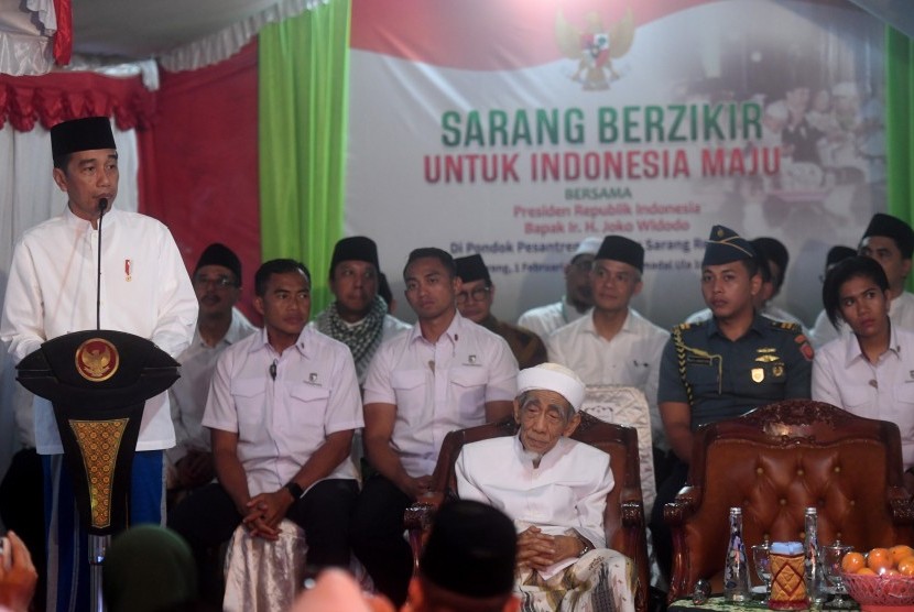 Presiden Joko Widodo (kiri) memberikan sambutan disaksikan Pimpinan Pondok Pesantren Al-Anwar Sarang Maimoen Zubair (tengah) saat menghadii acara Sarang Berzikir Untuk Indonesia Maju di Rembang, Jawa Tengah, Jumat (1/2/2019). 