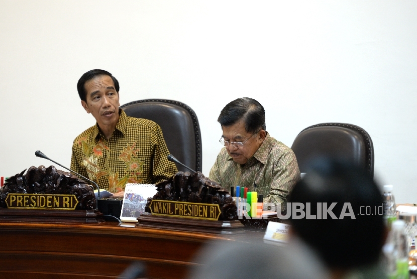  Presiden Joko Widodo (kiri) memimpin rapat terbatas bersama menteri di Kantor Kepresidenan, Jakarta, Senin (25/4). (Republika/ Wihdan)
