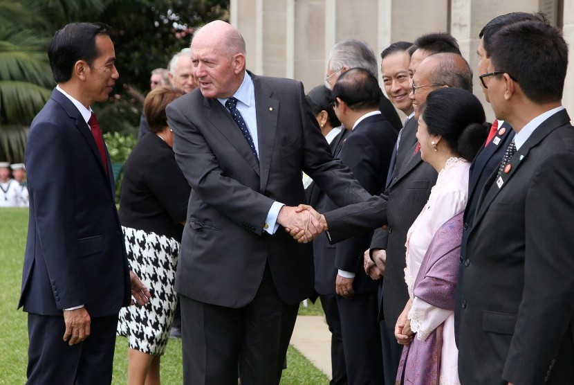 Presiden Joko Widodo (kiri) memperkenalkan anggota delegasinya kepada Gubernur jendertal Australia Peter Cosgrove (dua kiri) saat acara penyambutan di Admiralty House di Sydney, Australia, Minggu (26/2).