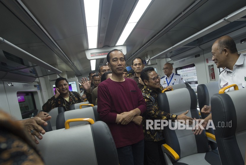 Presiden Joko Widodo (kiri) menaiki kereta bandara usai peresmian pengoperasian kereta bandara di Stasiun Bandara Soekarno-Hatta, Tangerang, Banten (2/1).