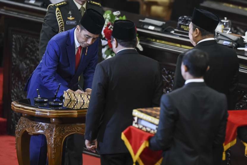 Presiden Joko Widodo (kiri) menandatangani berkas penyerahan nota keuangan RAPBN 2019 kepada Ketua DPR Bambang Soesatyo saat Rapat Paripurna Pembukaan Masa Sidang I DPR tahun 2018-2019 di Gedung Nusantra, Kompleks Parlemen, Senayan, Jakarta, Kamis (16/8). 