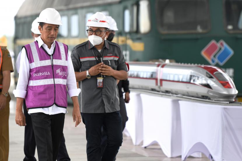 Presiden Joko Widodo (kiri) mendapatkan penjelasan dari Direktur Utama PT Kereta Cepat Indonesia China (KCIC) Dwiyana Slamet Riyadi (kanan).
