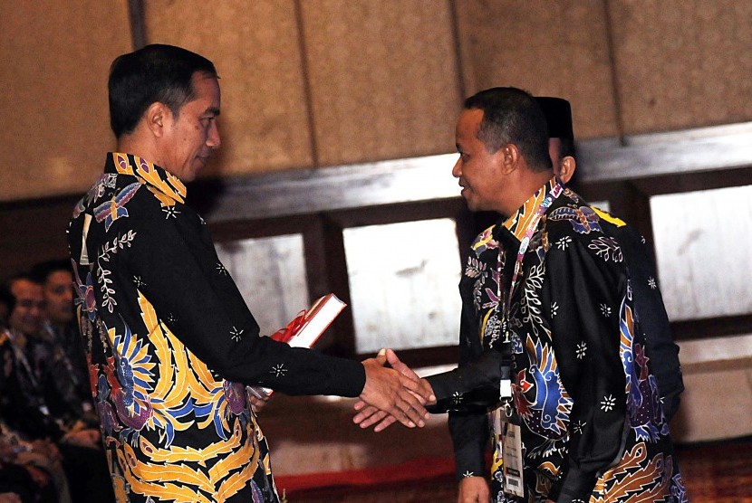 Presiden ke-7 Joko Widodo (kiri) dan Bahlil Lahadalia (kanan).