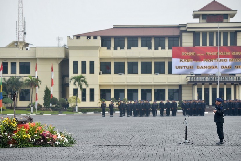 Presiden Joko Widodo (kiri) menerima laporan dari Komandan Korps Brigade Mobil (Brimob) Irjen Polisi Murad Ismail (kanan) saat upacara pengarahan kepada personel di Mako Brimob Kelapa Dua, Jakarta, Jumat (11/11).