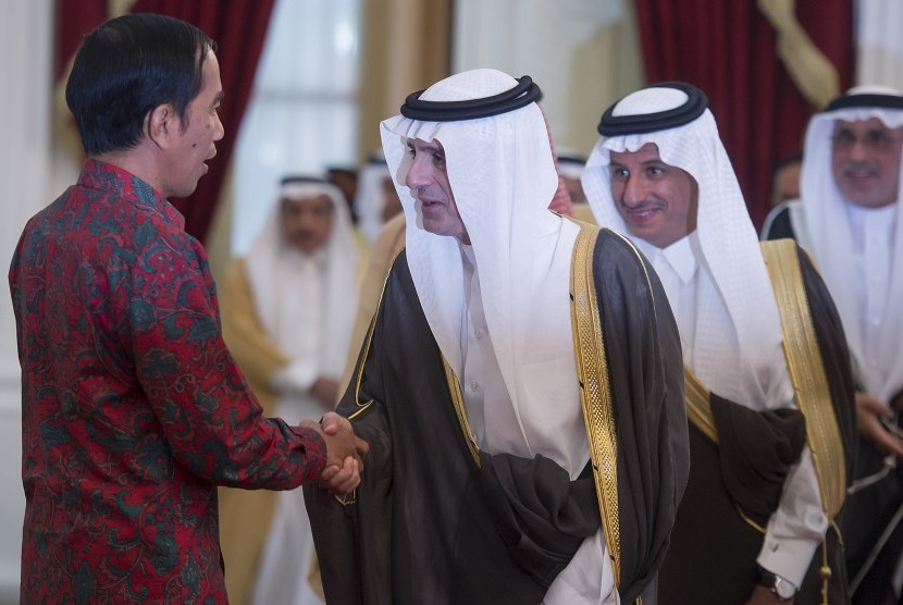 Presiden Joko Widodo (kiri) menerima Menlu Kerajaan Arab Saudi Adel bin Ahmed Al Jubeir (kedua kiri) beserta delegasi di Istana Merdeka, Jakarta, Selasa (20/10). 