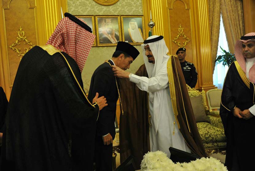 Presiden Joko Widodo (kiri) menerima penganugerahan medali star of the Order of King Abdul Aziz Al Saud di Jeddah, Arab Saudi, Sabtu (13/9).