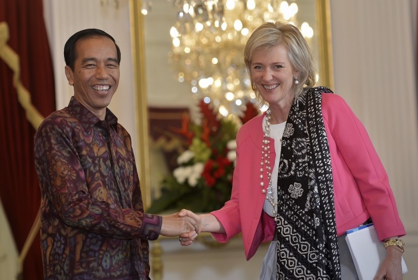 Presiden Joko Widodo (kiri) menerima Putri Astrid dari Kerajaan Belgia (kanan) di Istana Merdeka, Jakarta, Selasa (15/3).