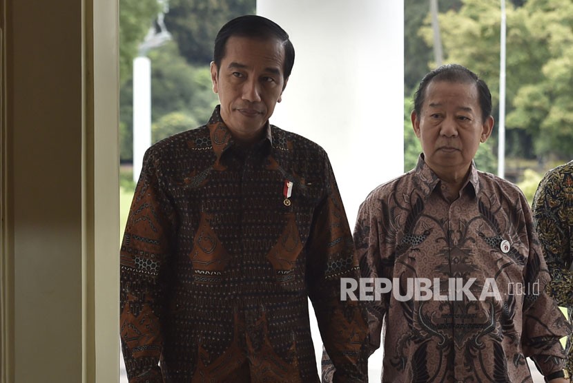 Presiden Joko Widodo (kiri) menerima Utusan Khusus Perdana Menteri Jepang Shinzo Abe, Toshihiro Nikai (kanan) di Istana Bogor, Jawa Barat, Jumat (19/1). 