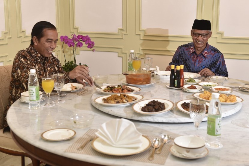 Presiden Joko Widodo (kiri) menjamu makan siang Ketua PP Muhammadiyah Haedar Nashir (kanan) di Istana Merdeka, Jakarta, Jumat (13/1). 