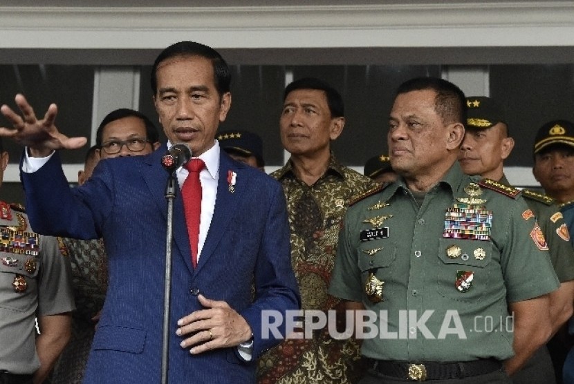 Presiden Joko Widodo (kiri) dan Panglima TNI Jenderal Gatot Nurmantyo.